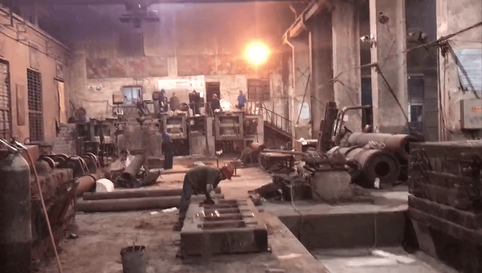 夜已很深了，江蘇江河機械生產車間依舊一片繁忙景象