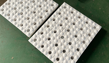 耐磨陶瓷襯板公司生產(chǎn)的是三合一陶瓷襯板嗎？