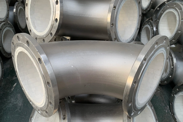 在工業(yè)生產(chǎn)中，物料輸送管道常常面臨磨損、腐蝕和高溫等復(fù)雜工況的挑戰(zhàn).為了滿足這些苛刻條件,物料管304管道+95氧化鋁陶瓷的組合應(yīng)運而生...