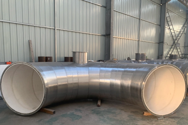 在工業(yè)生產(chǎn)中，物料輸送管道常常面臨磨損、腐蝕和高溫等復(fù)雜工況的挑戰(zhàn).為了滿足這些苛刻條件,物料管304管道+95氧化鋁陶瓷的組合應(yīng)運而生...